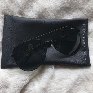 Quay oversized black aviators (Vivienne)